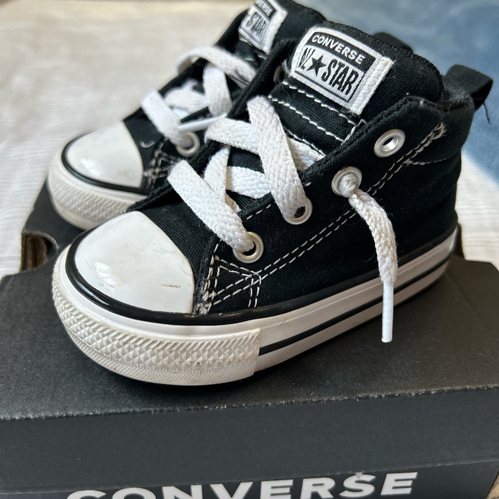 Toddler size 4 converse